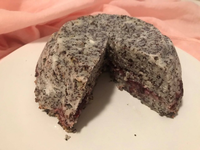 Mákos-túrós kuszkusz torta házi szilvalekvárral